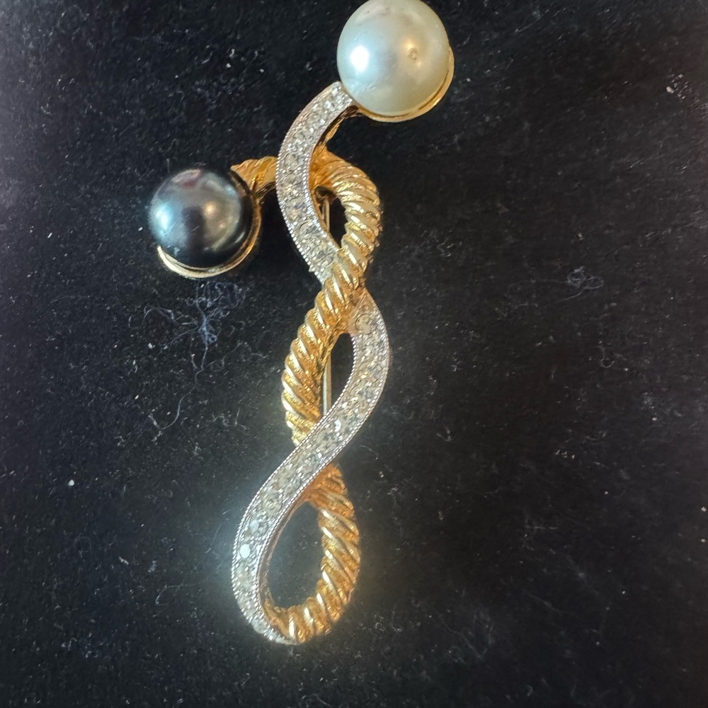 Kenneth Jay Lane Laguna Gold and Rhinestones Twisted Brooch with Pearls